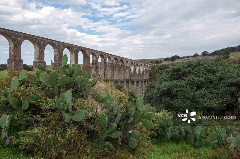 哈尔帕渡槽/遗址拱门，墨西哥州特波佐特兰，墨西哥图片素材
