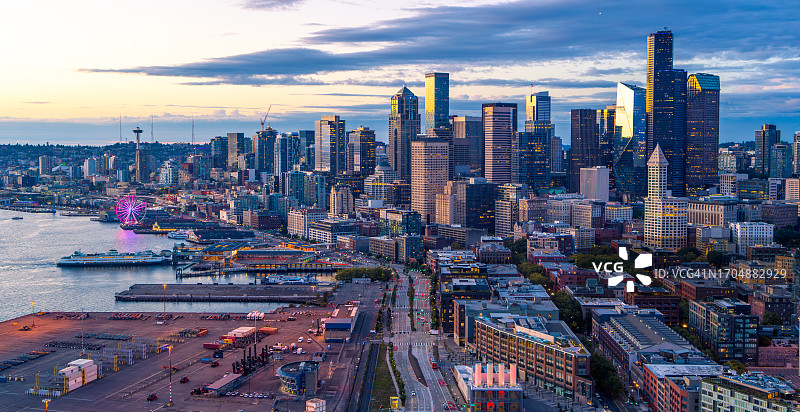 西雅图市中心、渡轮与先锋广场的黄昏航拍图片素材