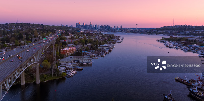 黄昏时通往西雅图和联合湖的5号州际公路桥航拍图片素材