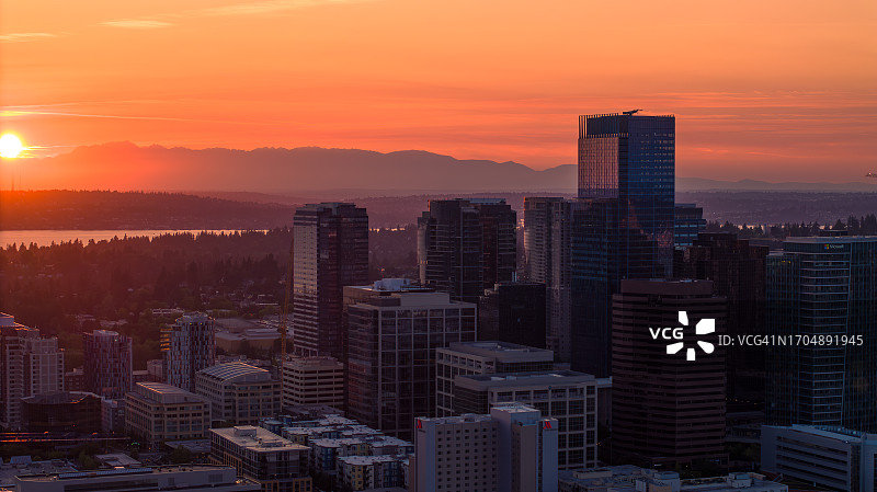 贝尔维尤城市天际线日落航拍图片素材