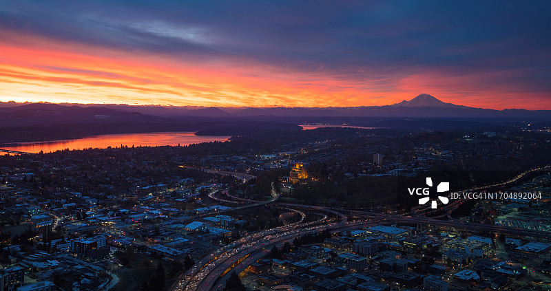 西雅图SODO区和雷尼尔山日出航拍图片素材