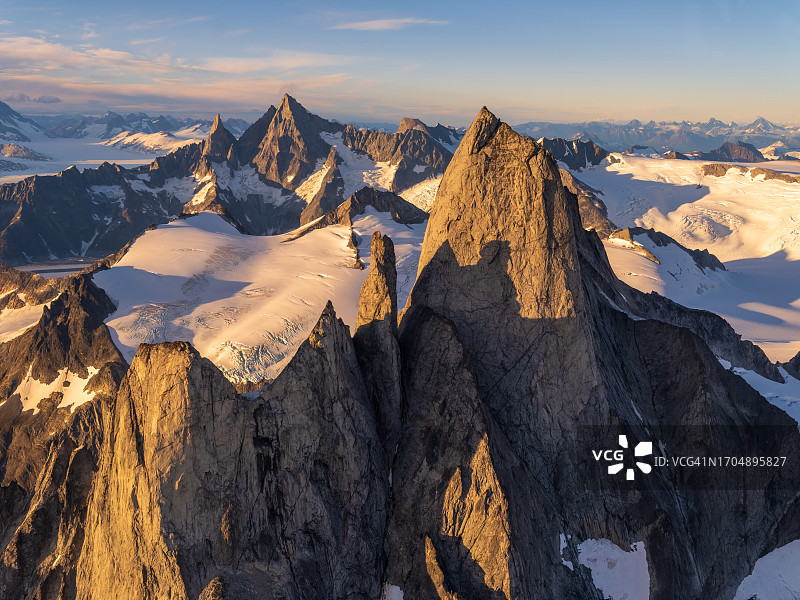 阿拉斯加魔鬼拇指峰和猫耳朵峰航拍，背景是伯克特山图片素材