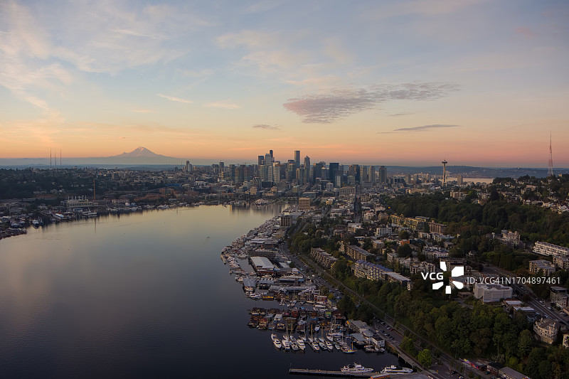 西雅图天际线，位于安妮皇后山和联合湖之上图片素材