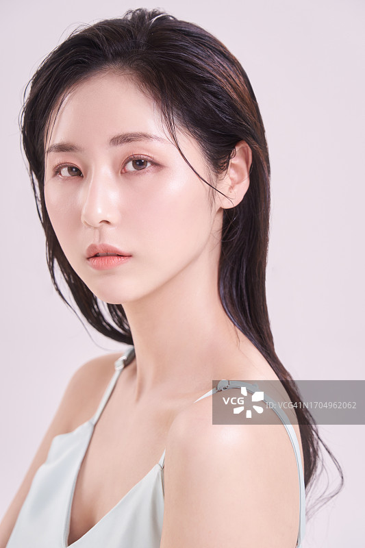 韩国青年：美容与湿发图片素材