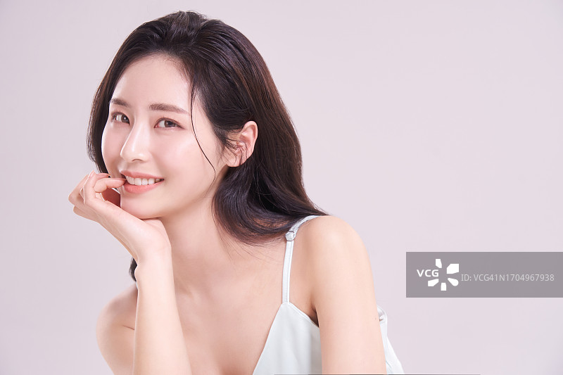 韩国青年：美容与湿发图片素材