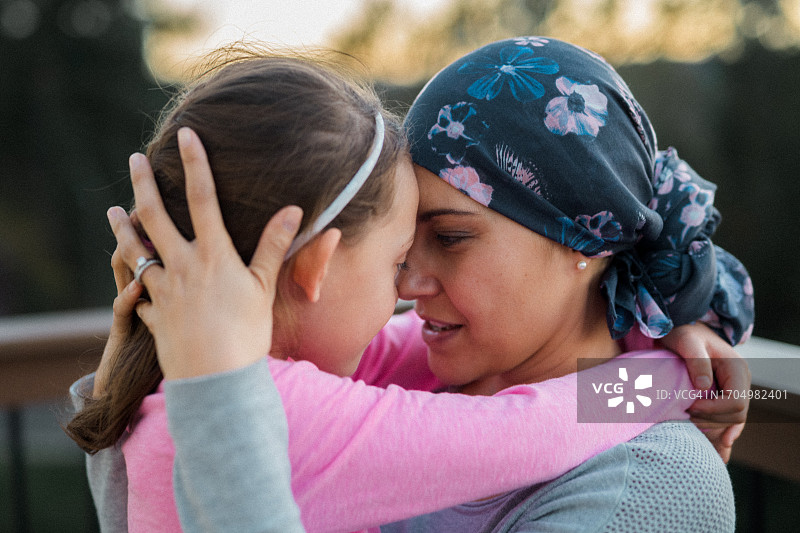 癌症患者拥抱年幼的女儿图片素材