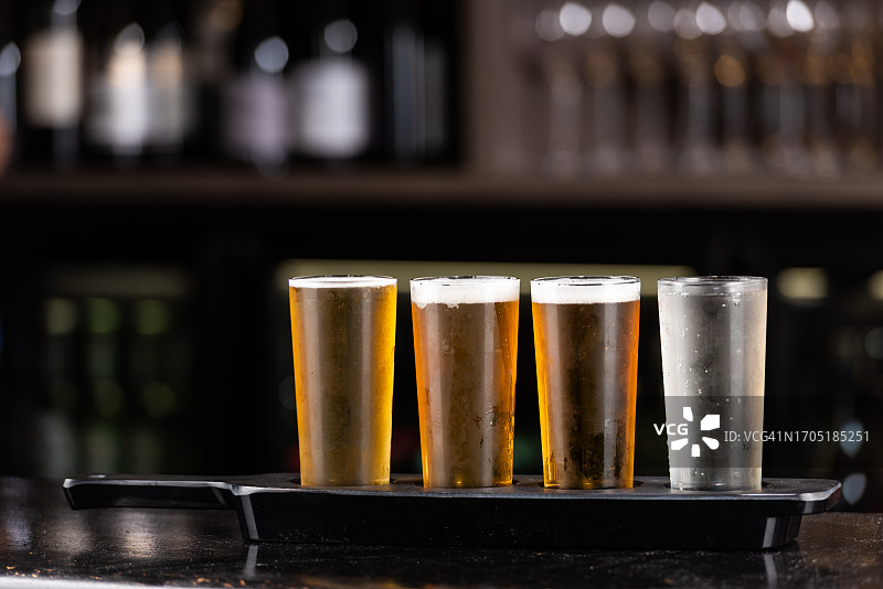 吧台上的啤酒图片素材
