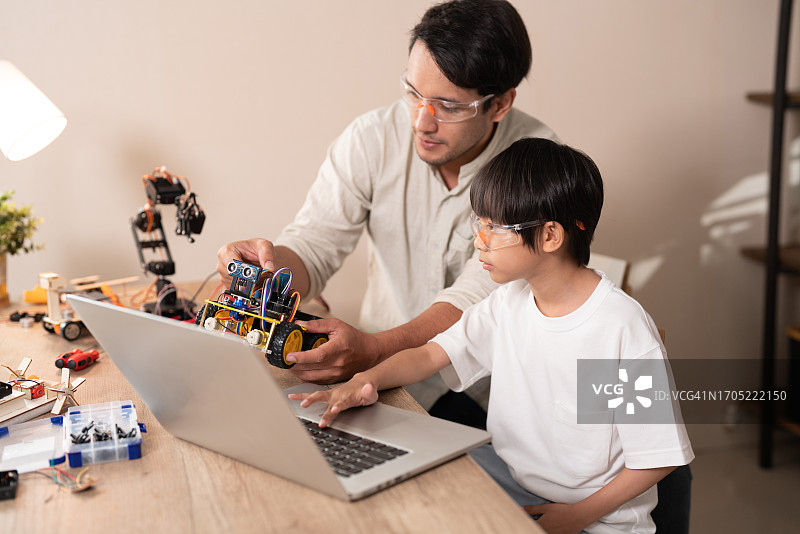 患有自闭症的儿童与机器人互动图片素材