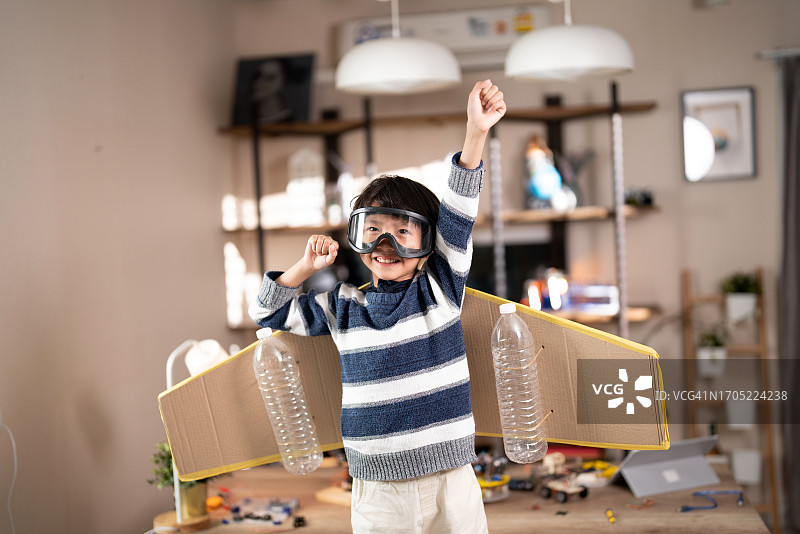 男孩享受自制飞机翼的飞行乐趣图片素材