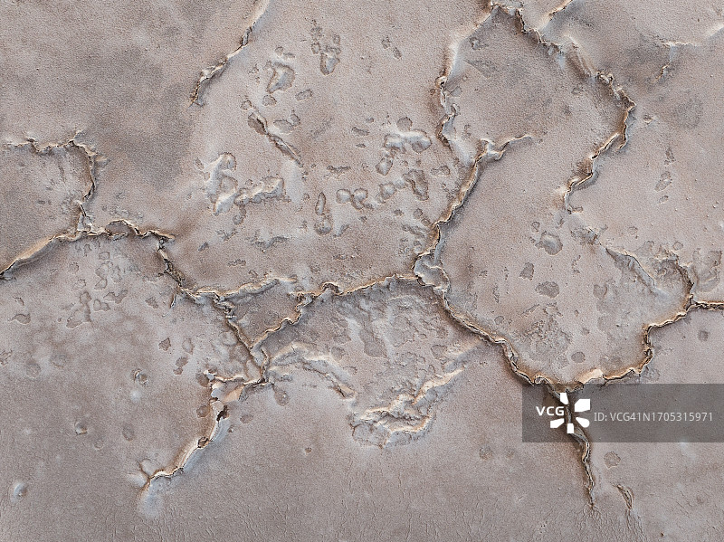 显示干燥盐湖裂缝的无人机视角，澳大利亚南澳大利亚州帕特森港图片素材