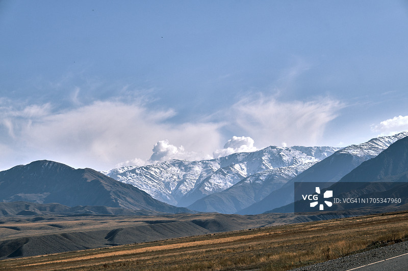 天山山脉雪山山脊，吉尔吉斯斯坦贾拉拉巴德地区图片素材