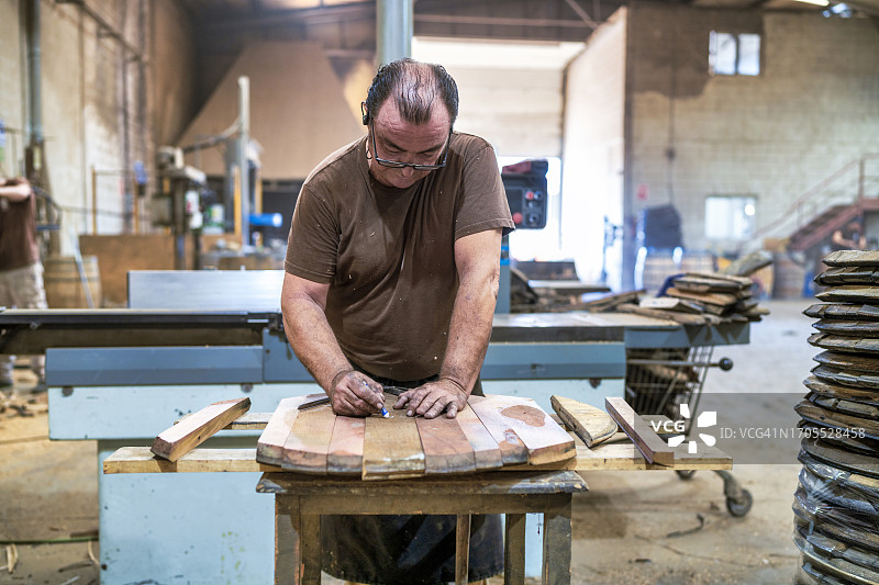 赫雷斯制桶厂的制桶大师正在计算，使桶盖与桶完美贴合图片素材