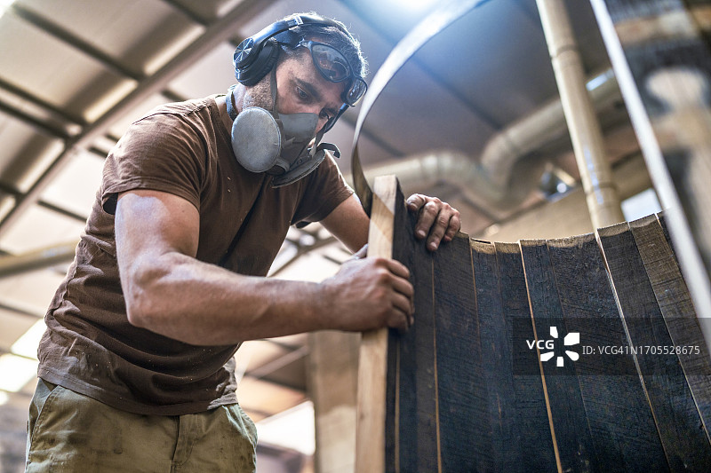 赫雷斯制桶厂的工人正在安装木板以制作桶图片素材