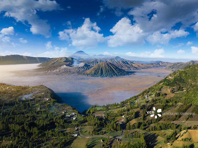 印度尼西亚布罗莫火山和腾格尔火山口日出航拍图片素材