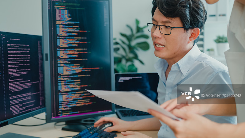 亚洲软件开发员在办公室使用电脑编写代码特写图片素材
