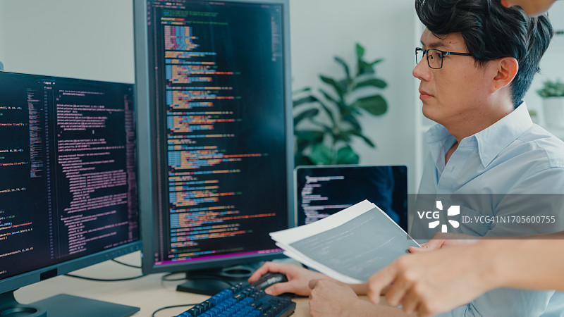 亚洲软件开发员在办公室使用电脑编写代码特写图片素材
