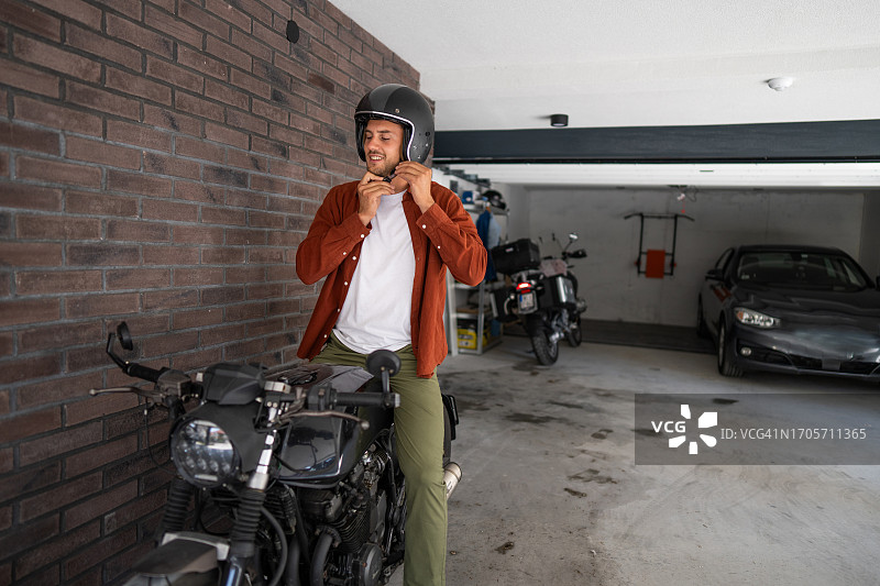 男人戴自行车头盔图片素材