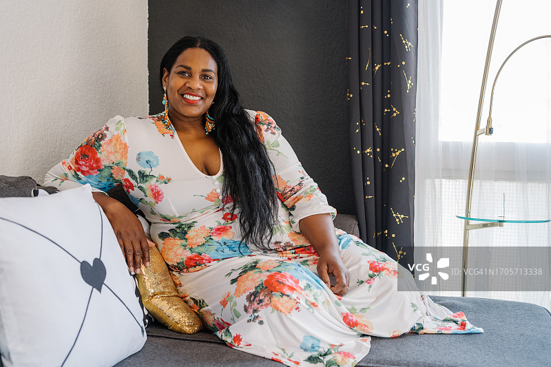 美丽女人居家沙发肖像照图片素材