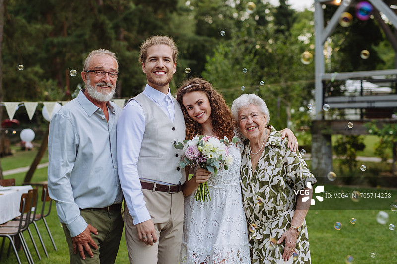 小型花园婚礼上的家庭照图片素材