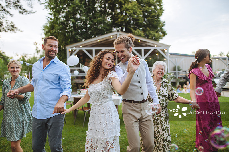 一家人在夏日花园派对上一起跳舞图片素材