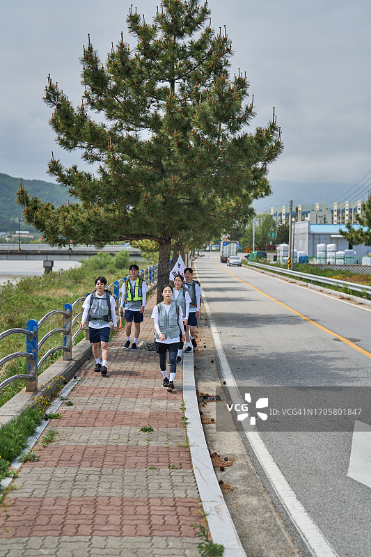 韩国徒步旅行，青年大学生，行走阳光图片素材