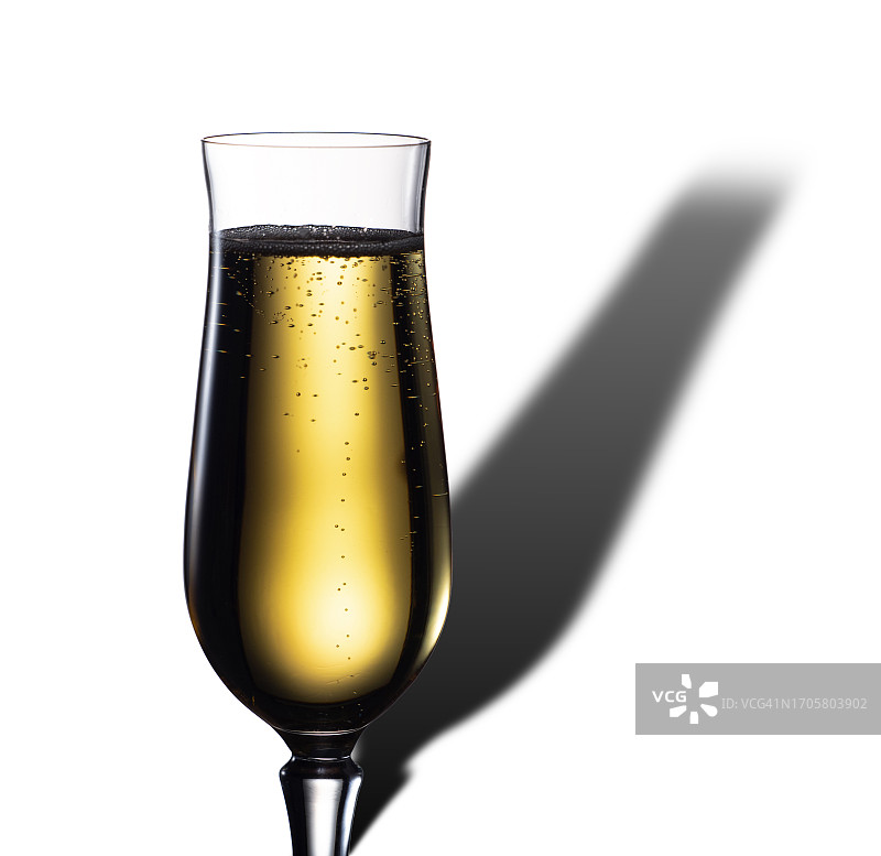白色背景香槟酒杯中气泡的特写，带长长的阴影图片素材