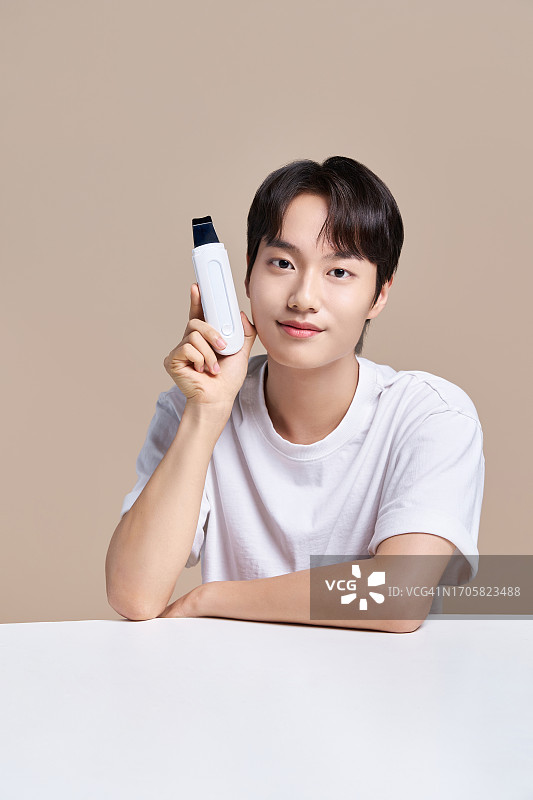 韩国青年男性彩色妆容肤色手势图片素材