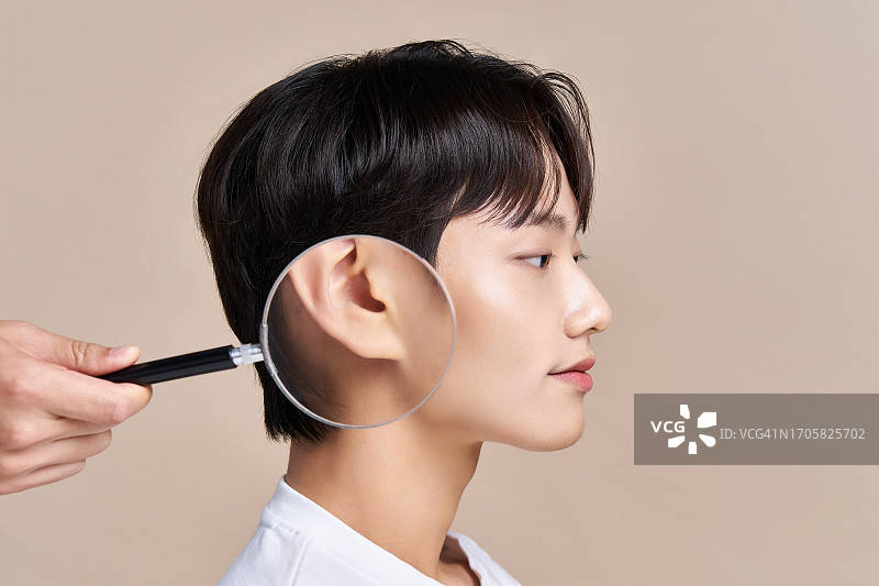 韩国青年男性彩色妆容肤色手势图片素材