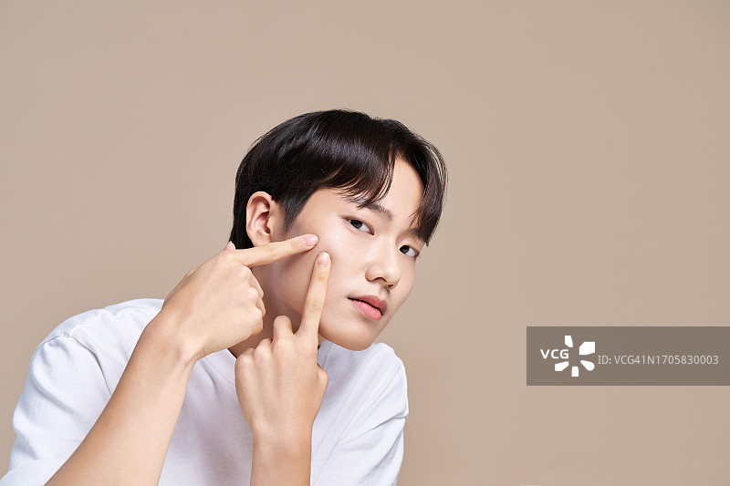 韩国青年男性彩色妆容肤色手势图片素材