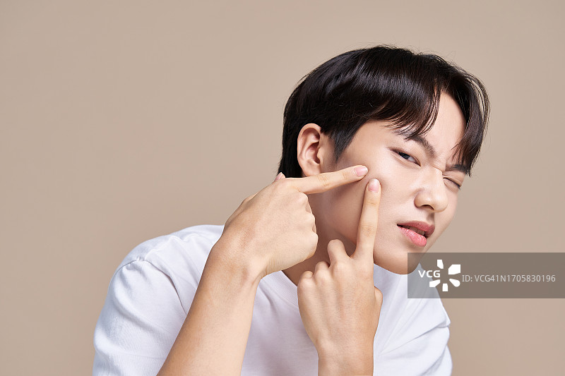 韩国青年男性彩色妆容肤色手势图片素材