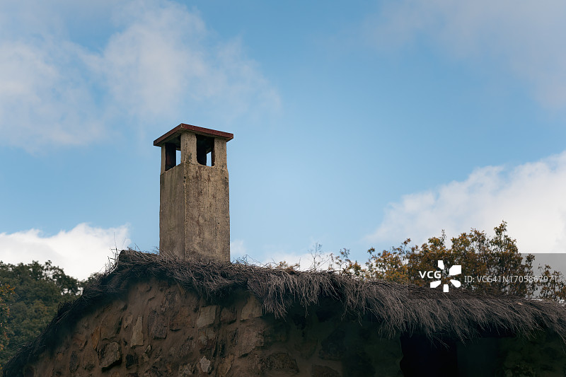 带熄灭烟囱的驾驶室顶棚图片素材