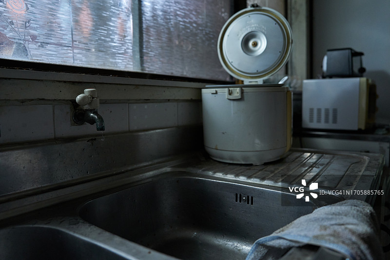 贫困、社会问题、半地下室、悲伤、沮丧、饥饿、弱势群体图片素材