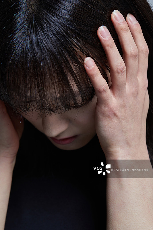 女人，年轻女人，沮丧，压力，绝望，担心，面部表情，倦怠综合征，头痛图片素材