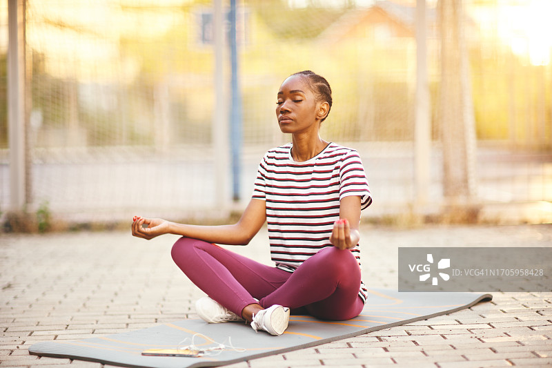 户外晚间冥想图片素材