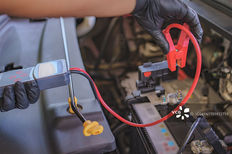 检查电动汽车的电池和电气系统图片素材
