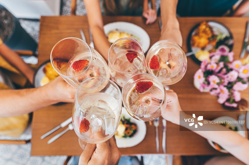 朋友们品尝葡萄酒图片素材