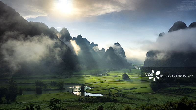 越南自然之美：山峦暮光图片素材