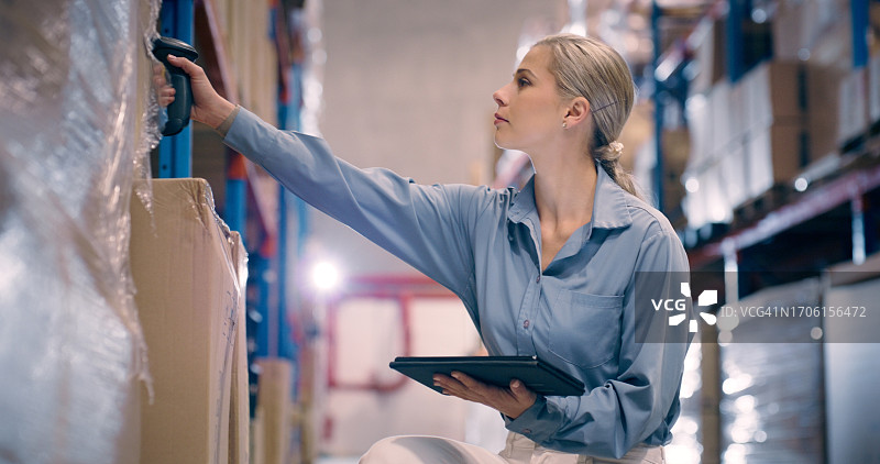 仓库扫描：平板、女性与物流条码图片素材