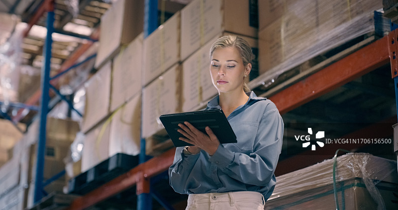 仓库中的平板电脑工作：出口配送与工业制造图片素材