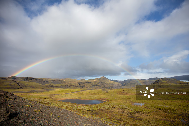 多云天空中的美丽彩虹图片素材