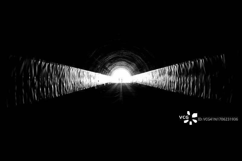 被照亮的隧道轮廓图片素材