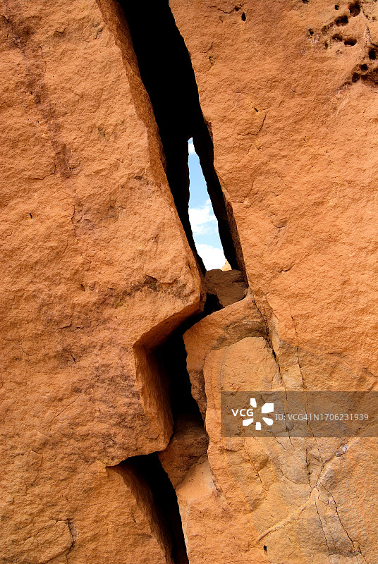 岩层裂缝的低角度景观图片素材