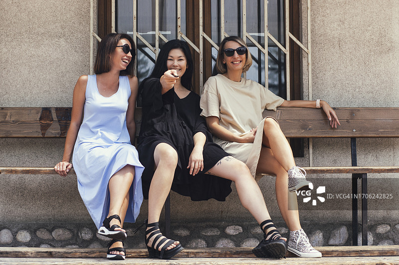 时尚年轻女人城市台阶摆拍肖像图片素材