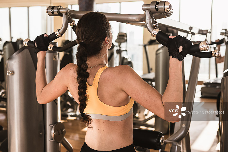 在阿联酋健身房锻炼的女人图片素材