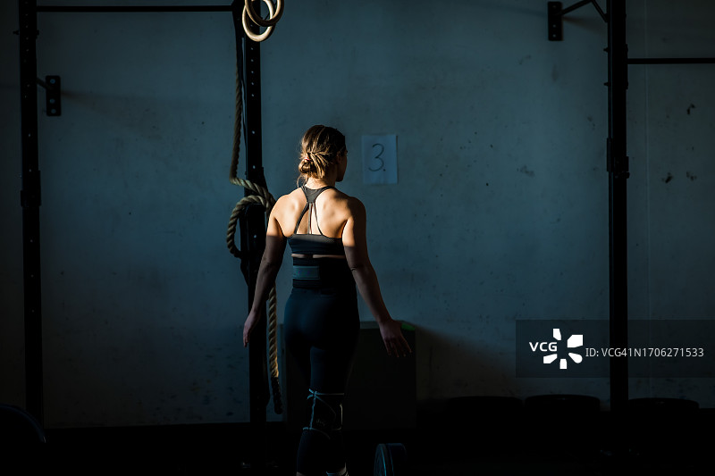德国，黑暗健身房里的女子背影图片素材