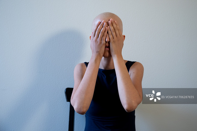 双手遮面的光头妇女自画像图片素材