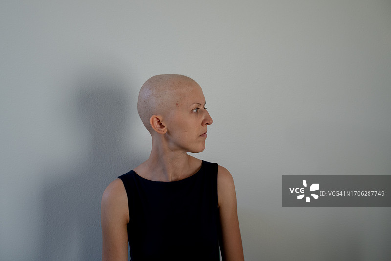 光头女人看着镜头的自画像图片素材