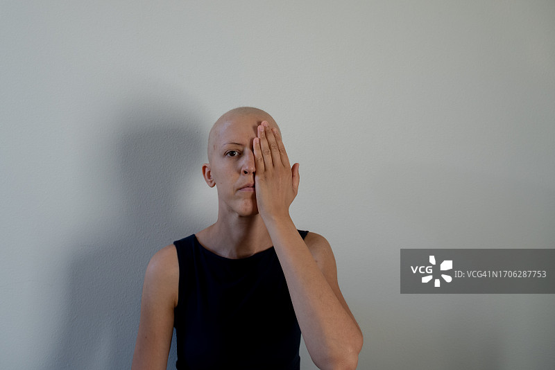 光头女人看着镜头的自画像图片素材