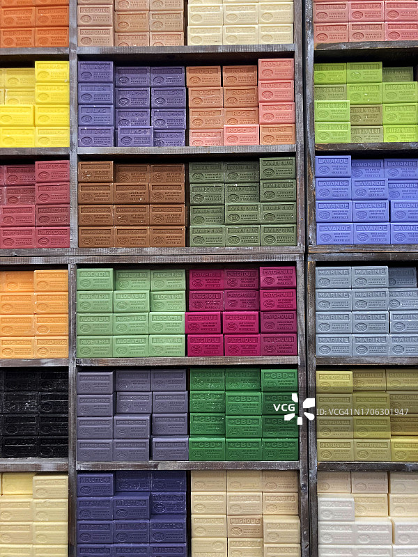 法国南部的彩色肥皂图片素材