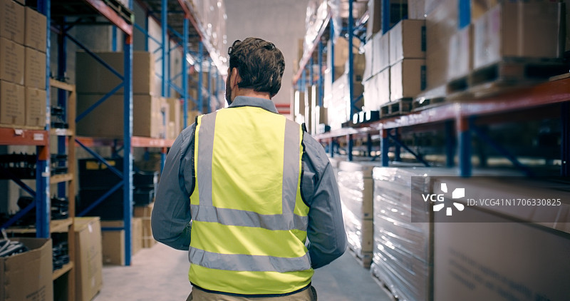 在仓库进行库存管理和检查的男人图片素材